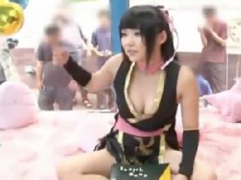 コミケでナンパした素人コスプレイヤーをマジックミラー号に連れ込み即挿入