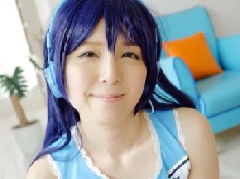 小柄な色白美少女コスプレイヤーが着衣セックス中に潮吹きアクメ