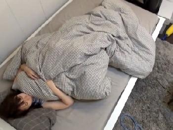 自宅気分で寝ている素人→年上女性に甘えながらヤリ倒す変態盗撮師