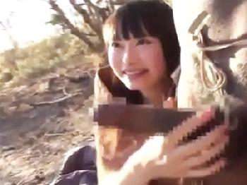 キュートな日本女子が原住民のマグナム射精をパイパン膣で受け止める