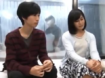 ガラス越しに夫がいる状態で息子を筆おろしする淫らな人妻