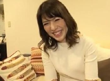 人妻の自宅訪問!!顔が赤くなるランジェリーもあらわになって浮気AVに発展