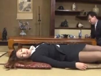 お年頃な修学旅行中の女子校生4人組をペニス色仕掛けして思い出大乱交