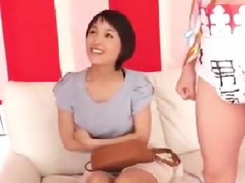 黒髪ショートヘアの美少女が野球拳で負けて全裸にされ男優と性行為する展開にW