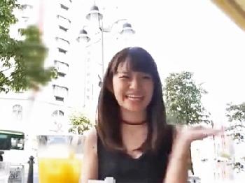 清楚美女がランチのお礼に外で熱を帯びたフェラチオ射精する