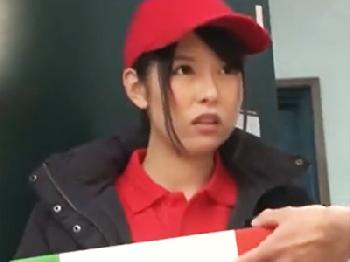 ピザ屋の配達スタッフに媚薬肉棒を否応なしに突っ込み性的暴行顔面射精