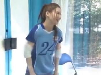 仲間のバレーボール部員が待ってる間に二十歳のお嬢様女子大生がマッサージ師に犯される成り行きを撮影