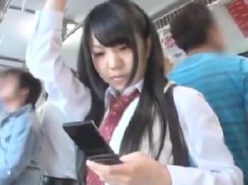 バスの中で中年男の男性器の性的欲望処理に励む事になってしまった美少女女子校生