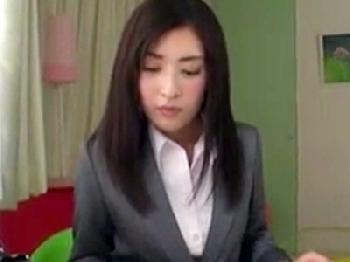 AV出演が遂にバレてしまった女性会社員→同僚に詰め寄られなし崩し膣射性交