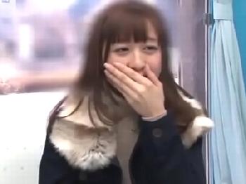 超キュートな美少女が童貞ペニスをマジックミラー号の中で筆おろし!!