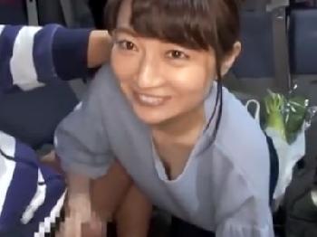 買い物帰りのキュートな素人人妻にカメラとペニス向けた結果→恥じらいながら手コキフェラ