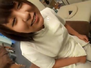 新人マッサージ師の素人娘を脱がせて性交→そのまま肉厚女性器に包まれたまま中出し