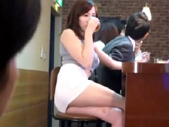 同窓会で会った初恋の女と酒に酔って便所で密かに寝取り性交