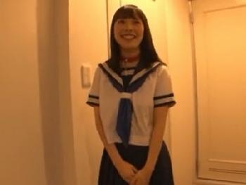 変態願望の美少女が女子校生コスプレ乱交!!