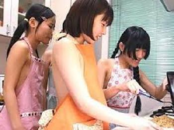 結婚の年齢が引き下げられた世界で代表の美少女妻たちが乱交膣射交尾