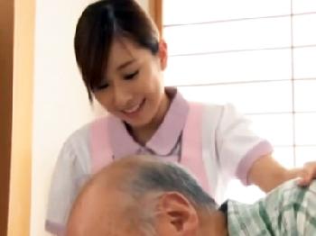 断りきれずにセックスして老人に膣内射精される介護ホームヘルパー
