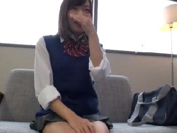 会社で借りたカメラで知り合い女子校生とハメ撮り