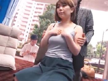 巨乳の人妻が淫猥なマッサージで思いっきりエビ反りしながら失禁アクメW