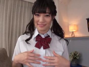 制服姿の美少女女子校生が自慢の巨乳を使ってペニスをパイズリご奉仕