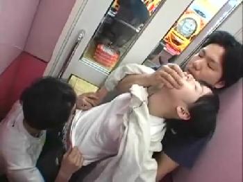 パチンコ店でナンパされた男に性的暴行されフェラ強要されるミニ系素人娘