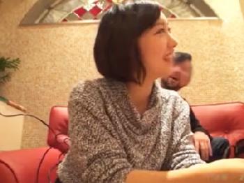 ムチッとした刺激的なカラダのショートヘア人妻を酔わせて寝取られ挿入を堪能する一部始終