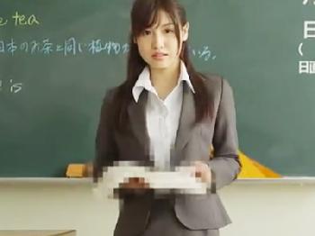 パンツにローターを仕込みながら授業をしているのがバレて生徒に輪姦されるとても綺麗な女性教師