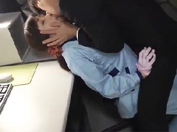 ビル清掃の中年女性が凄く綺麗な女性すぎて男性社員にリクエストされる