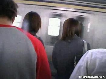 どうやって撮ったか不明な素人女子校生2人をつけて電車で囲んで悲惨な痴漢