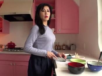 数年間ご無沙汰で性的欲望が爆発寸前な熟女人妻が年下ペニスであっけなく陥落イキ