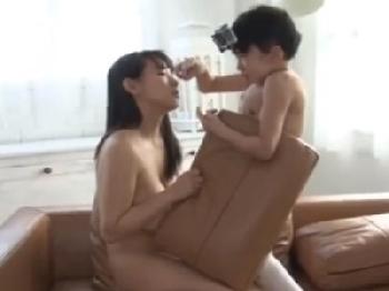 小人プロレスできそうな体格のショタにパイズリ→精液射精させる痴女!!