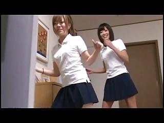 娘の友人の魅力的な女子校生を口説いて性行為するパパ