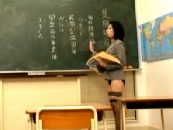 年増の人妻女教師が下半身裸で夏期講習!!集中できない生徒と授業措置の毛でコンドーム非装着の膣内射精交尾