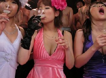 精液大好きアイドルたちがレズビアンプレイしながら全ごっくん!!