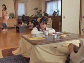 こたつの中で妹の友人にちょっかい出してゴムなし挿入