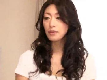 乳首がビンビンに立ってしまうほどムラっときた巨乳人妻が夜這い性交