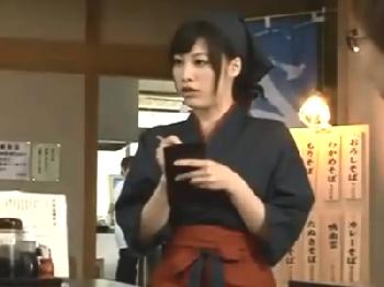 そば屋で一緒に働く和服美女にムラっとくる→欲求抑え切れず店内性交!!