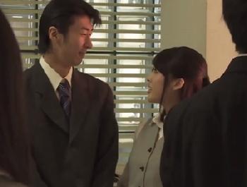 皆の前で婚約発表させられた女性会社員→その関係を妬んだ同僚が逆恨み強姦に!!