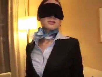 初体験の目隠しプレイで興奮を隠し切れないキャビンアテンダント