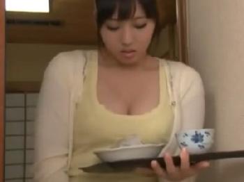 巨乳の義母が手コキしてきたので中出し近親性交渉