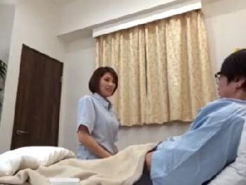 体調が悪いフリをして心配したナースさんと性行為