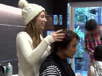 凄くこっちを見てくるギャル美容師が他の店員の目を盗んで痴女プレイにW