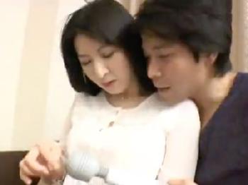 アラフォー熟女が電動マッサージ器で身悶える膣射性交