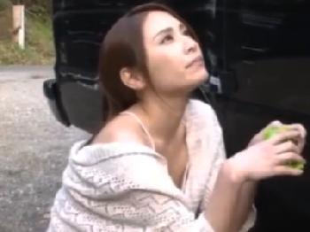 バーベキュー場でナンパしたスレンダーお姉さんと青姦SEX!!