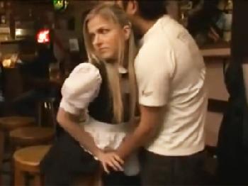 バーで働くロシア美女がノリ良くて営業中の店内で避妊具なしの性行為