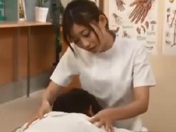 周囲に一般人がいて声を出せずに恥じらいながら感じる美少女