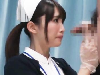 早漏童貞肉棒を優しく筆おろしするとても綺麗な白衣の天使の騎乗位がワイセツ