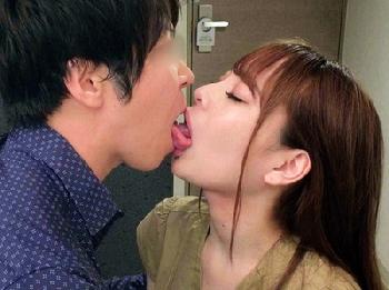 神素人ナンパ性交!!ディープキスまで了承する現役女子大生にコンドーム未装着で孕ませ射精!!