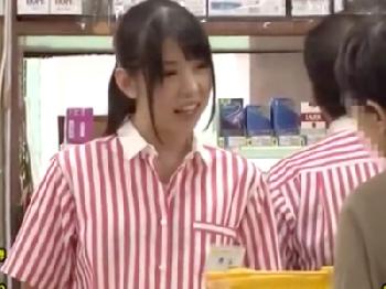 コンビニバイトの美少女をバックヤードで性的暴行顔面射精!!