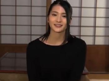 芸能人並みルックスを持つお姉さんを和室で強烈な性行為堪能