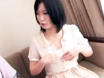 電動マッサージ器でアソコを刺激したら簡単に股を開いた素人娘にどっぷり中出し発射